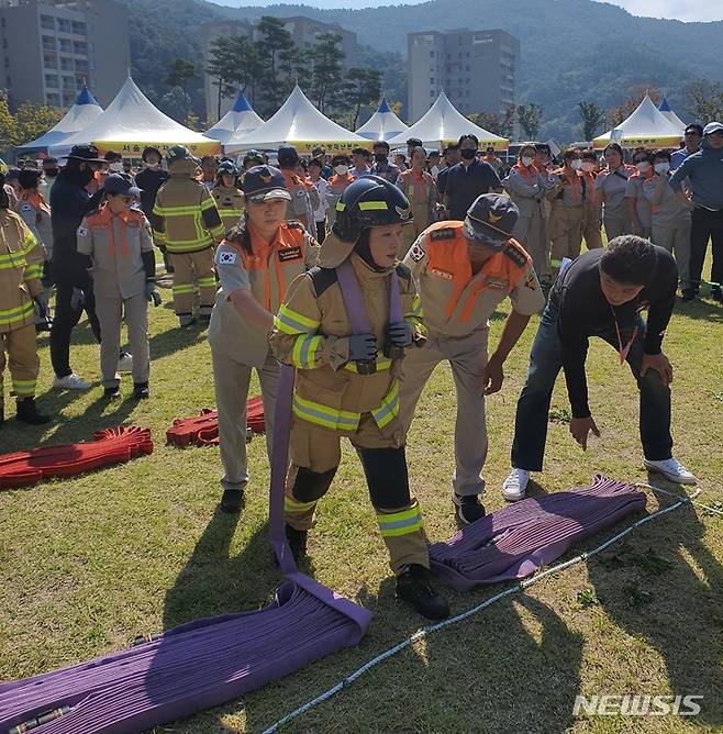 [제주=뉴시스] 오영재 기자 = 윤순열 제주의용소방대원이 최근 중앙소방학교에서 열린 전국소방기술경연대회에 제주 대표로 출전해 소방호스 끌기 종목에 최고 성적을 거뒀다. 2022.10.03.