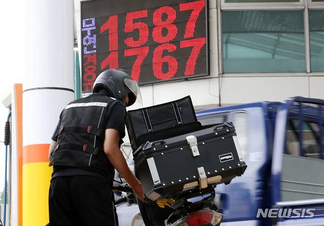 [서울=뉴시스] 조성우 기자 = 국내 휘발유와 경유 가격이 3주 연속 하락세를 보이고 있다. 한국석유공사 유가정보시스템 오피넷에 따르면 9월 넷째 주 전국 주유소 휘발유 판매 가격은 전주 대비 26.7원 내린 ℓ당 1704.9원, 경유 판매 가격은 전주 대비 18.6원 하락한 ℓ당 1836.5원으로 집계됐다. 2일 오전 서울 시내 한 주유소에 유가 정보가 표시되어 있다. 2022.10.02. xconfind@newsis.com