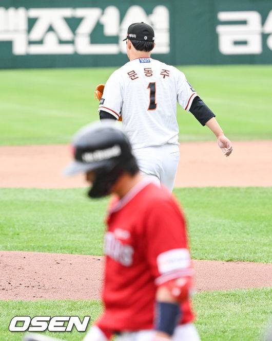 [OSEN=대전, 박준형 기자] 3일 오후 대전 한화생명이글스파크에서 ‘2022 신한은행 SOL KBO리그’ 한화 이글스와 SSG 랜더스의 경기가 진행된다.1회초 1사 1,3루 한화 선발투수 문동주가 SSG 최정을 삼진아웃 잡은뒤 투구를 준비하고 있다 .  2022.10.03 / soul1014@osen.co.kr