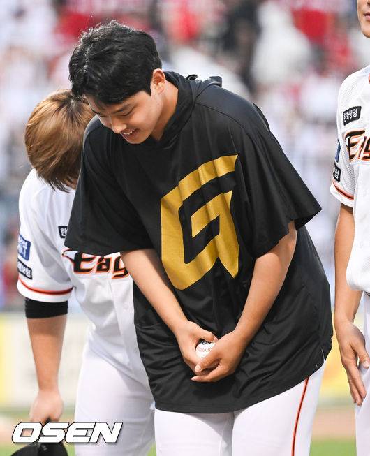 [OSEN=대전, 박준형 기자]경기종료 후 데뷔 첫승 거둔 한화 문동주가 기념구를 꼭 쥔채 인사를 하고 있다. 2022.10.03 / soul1014@osen.co.kr