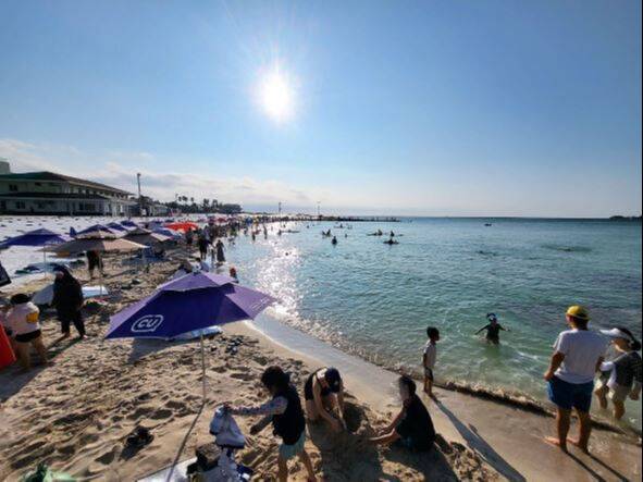 개천절 연휴 제주시 낮 기온이 30도를 넘는 등 무더운 날씨가 이어진 가운데&nbsp;2일 제주시 협재해수욕장에서 시민과 관광객이 물놀이를 즐기고 있다.