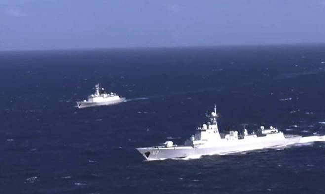 중국은 최근 동해에서 실시된 한·미 해상 연합훈련(지난달 26∼29일)과 한·미·일 대잠수함 연합훈련(지난달 30일) 기간에 맞춰 지난달 25일부터 이달 2일까지 랴오둥반도 다롄항과 산둥반도 옌타이항 사이 서해 해역에서 군사훈련을 실시했다. 사진은 지난해 12월 서해상에서 실시된 중국군 소속 구축함들의 기동훈련 모습. 중국중앙(CC)TV 캡처