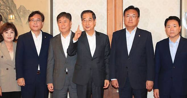 한덕수 국무총리(왼쪽 네 번째)가 3일 서울 종로구 삼청동 총리 공관에서 열린 제5차 고위당정협의회에 앞서 마스크를 쓰고 기념촬영을 한 번 더 하자고 제안하고 있다. 왼쪽부터 국민의힘 양금희 수석대변인, 송언석 원내수석부대표, 김대기 대통령비서실장, 한 총리, 국민의힘 정진석 비상대책위원장, 성일종 정책위의장. 서상배 선임기자