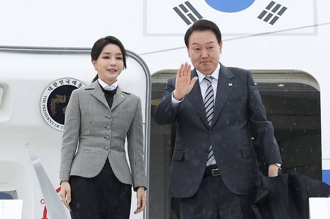 윤석열 대통령과 김건희 여사가 3박 4일간의 미국 방문을 마치고 22일(현지 시각) 미국 뉴욕 JFK공항에서 캐나다로 향하는 공군 1호기에 올라 환송객들을 향해 인사하고 있다. ⓒ 연합뉴스