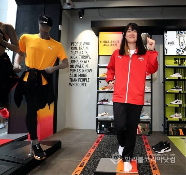 푸마 용품 쿠션 체험하는 이한비.