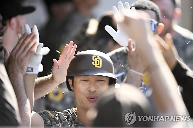 추격의 솔로포 터뜨리고 동료의 환영 받는 김하성  [게티이미지/AFP=연합뉴스]