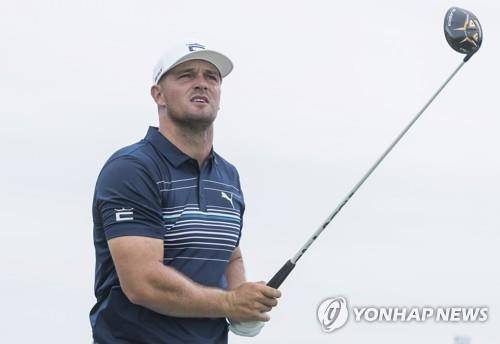 드라이버를 휘두른 뒤 공의 방향을 쫓는 디섐보. [EPA=연합뉴스]