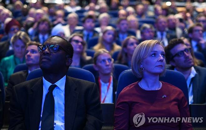 서로 다른 곳을 바라보는 쿼지 콰텡 재무장관과 총리 [AFP 연합뉴스 자료사진. 재판매 및 DB 금지]
