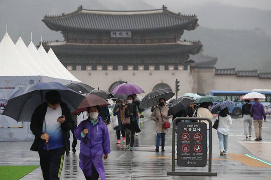 지난 3일 서울 종로구 광화문광장 일대에 비가 내리자 시민들이 우산을 쓰고 이동하고 있다. 사진=뉴시스