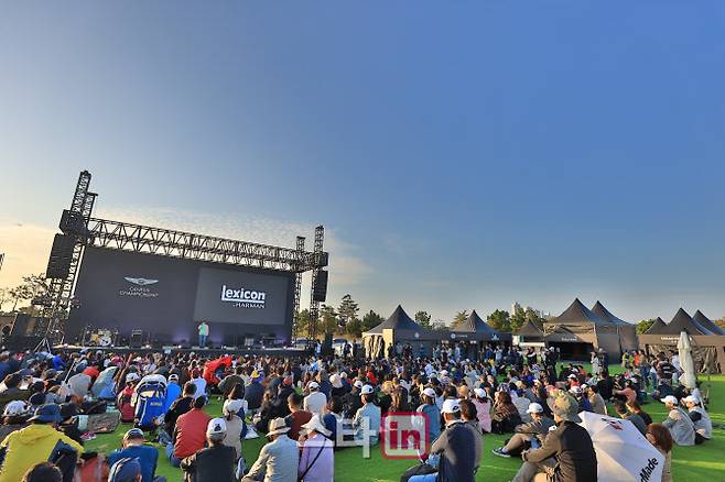 2019년 제네시스 챔피언십을 찾은 갤러리들이 재즈 콘서트를 관람하고 있다. (사진=KPGA)