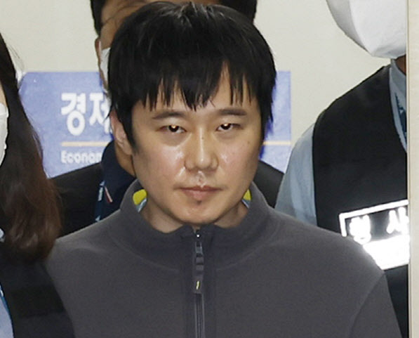 지난 달 21일 신당역 살해 피의자 전주환이 남대문경찰서에서 검찰로 이송되고 있다.(사진=연합뉴스)