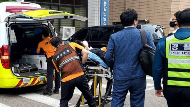 박수홍씨가 부친의 폭행으로 피해를 입어 긴급 후송되는 모습 (사진=SBS)