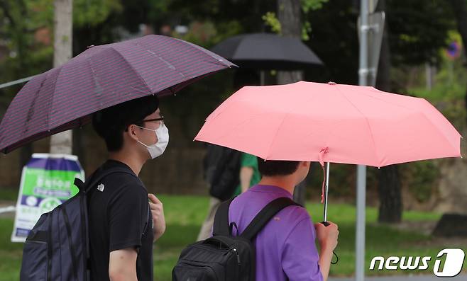 우산을 쓴 대학생들이 발걸음을 옮기고 있다. 2022.9.13/뉴스1 ⓒ News1 유경석 기자