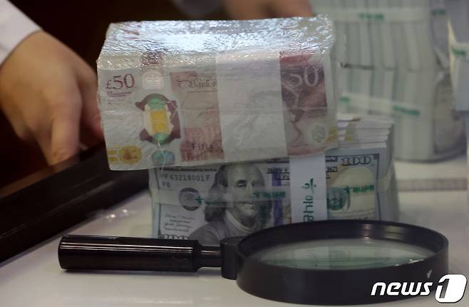 서울 중구 하나은행 위변조대응센터에서 직원이 파운드화와 달러화를 정리하는 모습. 2022.9.27/뉴스1 ⓒ News1 이동해