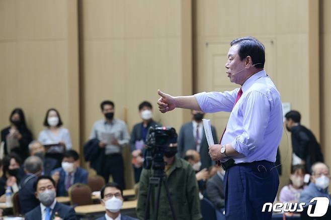 최민호 세종시장이 4일 정부세종컨벤션센터에서 열린 미래전략비전 선포식에서 ‘미래전략수도로서의 세종’ 완성을 위한 5대 추진 목표와 20개 세부 핵심과제를 발표하고 있다. (세종시 제공) /뉴스1