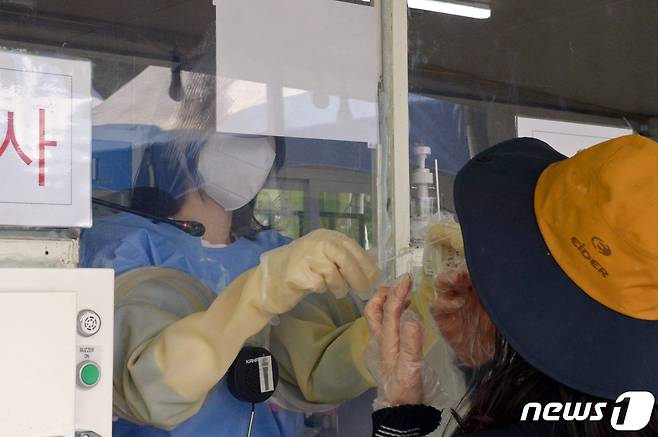 4일 충북에서 신종 코로나바이러스 감염증(코로나19) 확진자 462명이 추가 발생했다.(자료사진) / 뉴스1