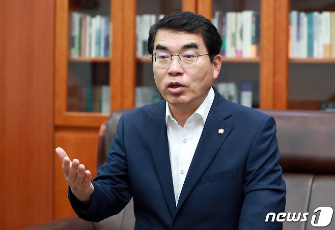 양기대 더불어민주당 의원이 11일 서울 여의도 국회의원회관 사무실에서 뉴스1과 인터뷰하고 있다. 2021.8.11/뉴스1 ⓒ News1 구윤성 기자