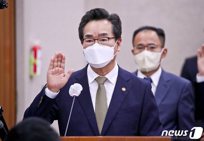 정황근 농림축산식품부 장관이 4일 서울 여의도 국회 농림축산식품해양수산위원회에서 열린 국정감사에 출석해 증인 선서하고 있다. (공동취재) 2022.10.4/뉴스1 ⓒ News1 유승관 기자