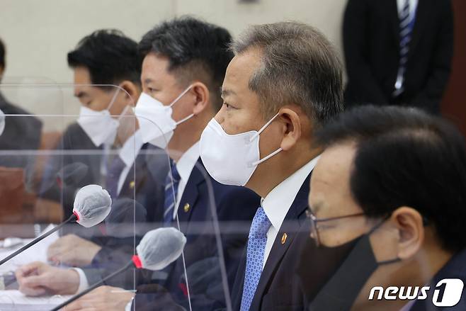 이상민 행정안전부 장관이 4일 서울 여의도 국회에서 열린 행정안전위원회의 행정안전부, 인사혁신처, 공무원연금공단에 대한 국정감사에서 의원 질의에 답변하고 있다. (공동취재) 2022.10.4/뉴스1 ⓒ News1 이재명 기자