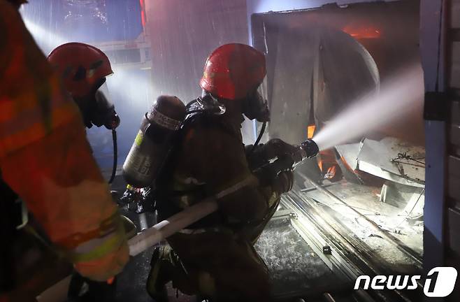 4일 오후 5시25분쯤 경북 구미시 4공단에 있는 공장건물에서 화재가 발생했다. 소방당국은 대응1단계에 이어 2단계로 격상하고 펌프차 등 장비 46대와 100명을 투입해 진화작업을 벌이고 있다.(경북소방본부제공)2022.10.4/뉴스1 ⓒ News1 최창호 기자