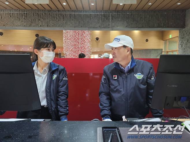 프런트 직원과 함께 포즈를 취한 이유성 우리들CC 대표. 그는 직원들의 사기가 골프장 운영에 중요하다고 강조했다. 서귀포=민창기 기자