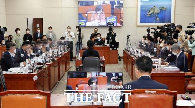 여야가 김건희 여사의 논문 표절 의혹 관련 증인 채택 문제를 두고 날선 공방을 벌였다. 사진은 4일 국회에서 열린 교육위원회의 교육부에 관한 국정감사가 열리고 있다./뉴시스