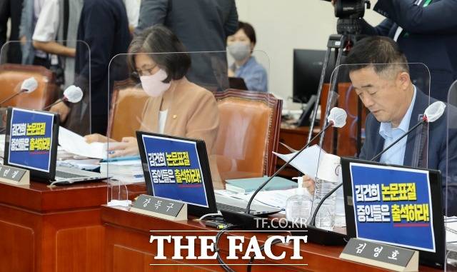 사진은 4일 국회에서 열린 교육위원회 국정감사에서 더불어민주당 의원들이 '김건희 논문표절 증인들은 출석하라!'는 문구를 컴퓨터에 붙이고 국감을 하고 있다./뉴시스