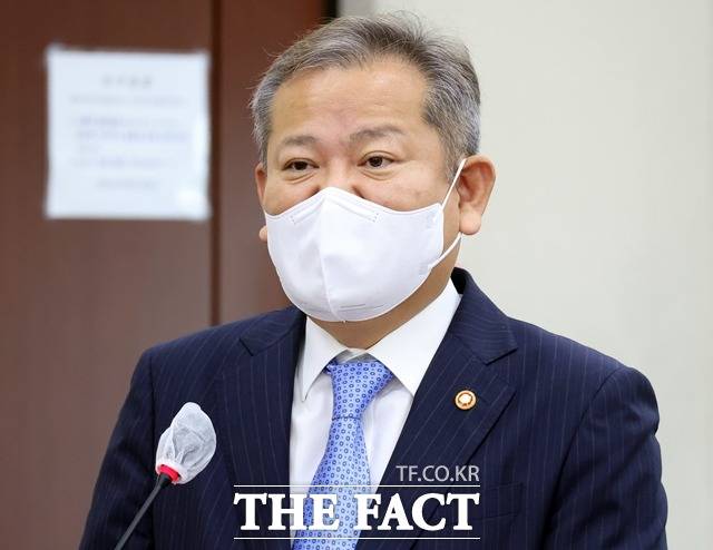 이상민 행정안전부 장관은 '밀정 의혹'이 불거진 김순호 경찰국장 거취에 대해 "인사 조치할 특별한 사유를 발견하기 어려웠다"고 밝혔다./뉴시스