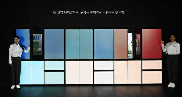 LG전자가 서울 삼성동 코엑스에서 열리는 한국전자전(KES 2022)에서 LG 씽큐 앱을 통해 원하는 컬러를 선택해 냉장고 도어 색상과 주방 분위기를 바꿀 수 있는 LG 디오스 오브제컬렉션 무드업(MoodUp)을 선보였다.(사진=LG전자)