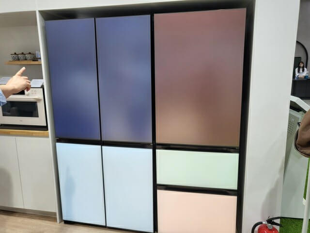 LG전자가 4일 한국전자전(KES 2022)에서 선보인 LG 씽큐 앱을 통해 원하는 컬러를 선택해 냉장고 도어 색상과 주방 분위기를 바꿀 수 있는 LG 디오스 오브제컬렉션 무드업(사진=지디넷코리아)