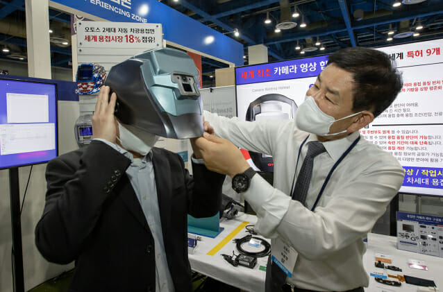 10월 4일 서울 강남구 코엑스에서 열린 '2022 스마트비즈엑스포'에 참가한 안면보호구 전문기업 '오토스윙' 허문영 대표(오른쪽)가 전자식 용접면을 시연하고 있다.(사진=삼성전자)