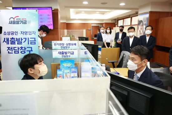 이복현 금융감독원장(오른쪽)이 4일 서울 종로구에 위치한 우리은행 종로4가금융센터에서 일반 고객을 상대로 금융 상담을 진행하고 있다.