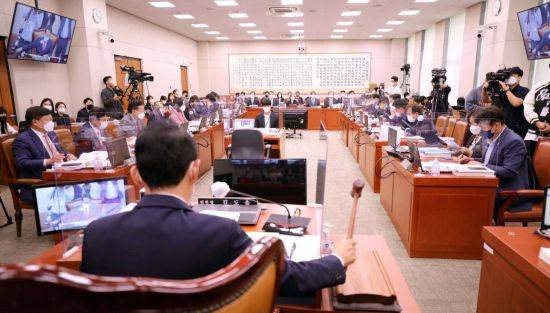 4일 국회 법제사법위원회에서 열린 대법원 등에 대한 국정감사에서 김도읍 위원장이 의사봉을 두드리고 있다. 국회사진기자단 [이미지출처=연합뉴스]