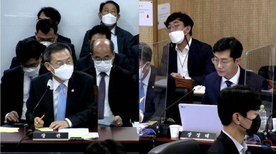 이종호 과학기술정보통신부 장관이 4일 오후 열린 국회 과학기술정보방송통신위원회 국정감사에서 "연말까지 어르신·청년 전용 요금제를 출시하겠다"고 밝혔다. 사진은 이종호 장관이 장경태 의원 질의에 답하는 모습. 사진=유튜브 캡쳐