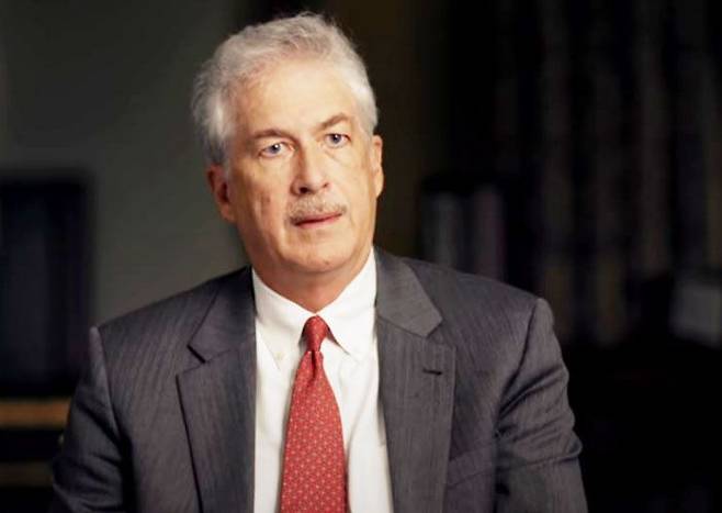 윌리엄 번스 미 중앙정보국(CIA) 국장이 2017년 미국의 공영방송 PBS에 출연했을 때의 모습. 번스 국장은 지난달 “CIA가 하는 일을 어느 정도는 알기 쉽게 설명해줄 필요가 있다고 생각했다”고 말했다. /PBS 유튜브