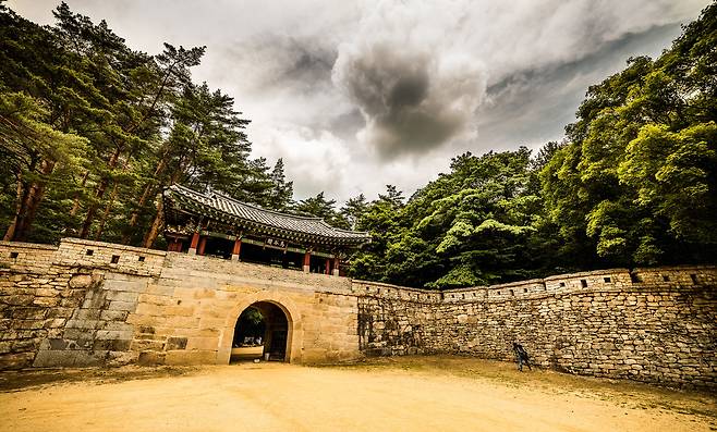 문경새재 2관문 ‘조곡관(鳥谷關)’. 1592년 4월 26일 임진왜란 개전 보름이 못돼 새재를 무혈통과한 고니시 유키나가 부대가 한성에 임박하자 사흘 뒤 선조는 평안도 최북단인 의주로 도주했다. 선조는 류성룡 등 신료에 의해서가 아니라 “여진족 지역 폐기된 관아 건물에 수용하겠다”는 명나라의 실질적인 망명 거부 통보를 받고 망명을 포기했다. 조곡관은  1594년 류성룡 건의에 의해 충주사람 신충원에 의해 건축됐다./박종인 기자 촬영