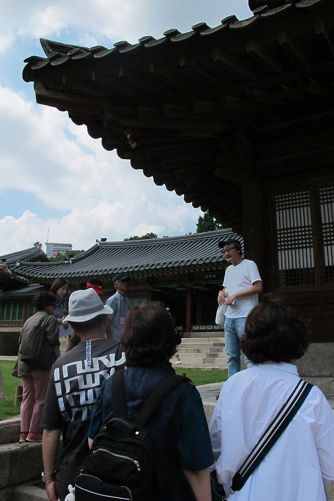 박종인 기자가 서울 덕수궁에서 '대한제국 멸망사'를 현장 강의하고 있다./박종인