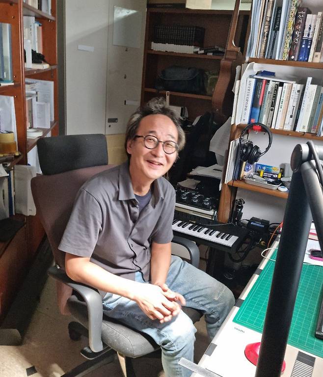 서울 광화문 조선일보 구관 건물 지하 2층 서재 겸 작업실에서 박종인 기자. 그는 이곳에서 기사 작성과 유튜브 동영상 촬영 및 편집 등을 혼자 다 한다./송의달 기자