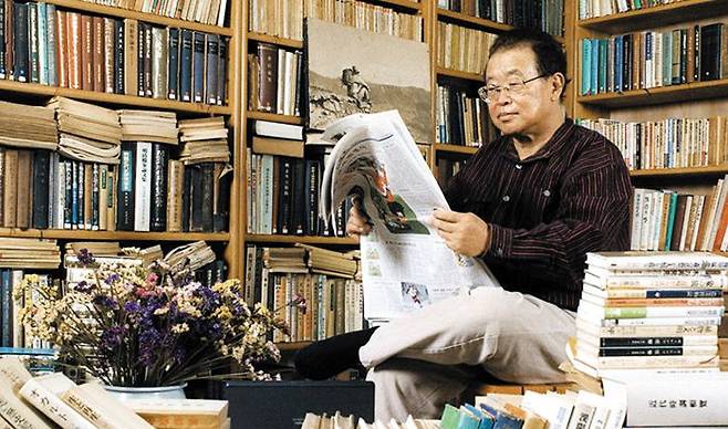 1998년 자택 서재에서 신문을 읽고 있는 이규태(1933~2006년) 전 조선일보 논설고문. 1959년 조선일보 공채 2기로 입사한 그는 1961년 사회부 기자로 소록도 나환자촌을 취재하고 ‘소록도 기행’ 연재 기사를 썼다. 1965년 조선일보의 첫 번째 베트남 특파원으로 종군취재한 뒤 ‘개화백경’ ‘6백년 서울’ 같은 기획연재물을 냈다. 단행본으로 <한국인의 재발견>, <한국인의 의식구조>, <신바람의 한국학> <이규태 코너> 등이 있다./조선일보DB