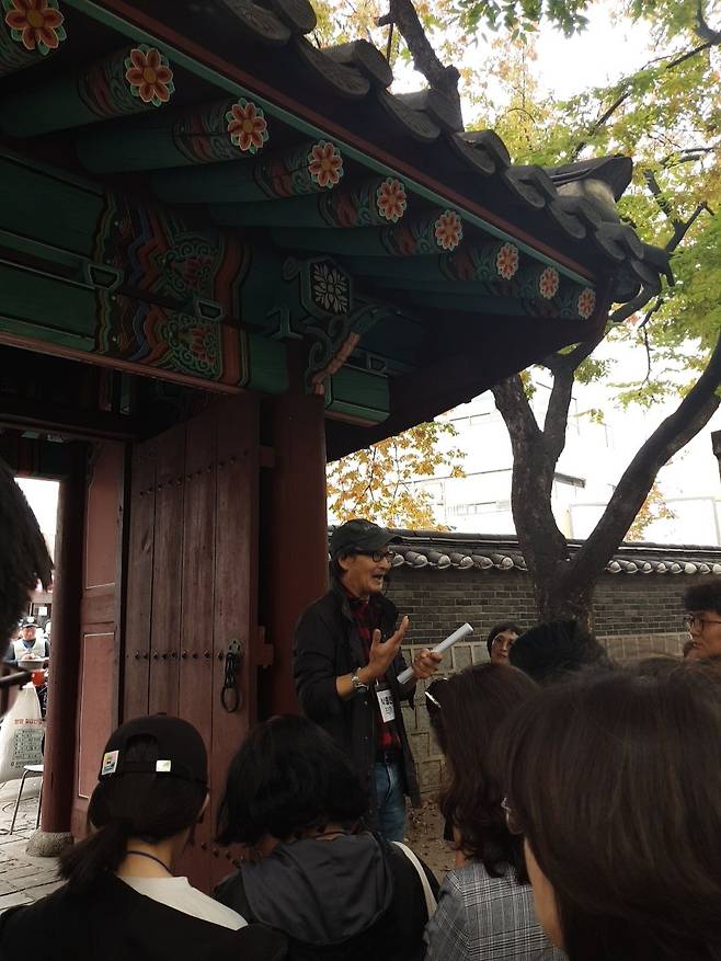 박종인 기자가 서울 종로 탑골공원과 인사동 일대에서 시민들을 상대로 현장 강의하고 있다./박종인