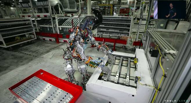 미국 프리몬트 전기차 공장에서 작업하는 테슬라의 휴머노이드 로봇 '옵티머스'./테슬라 제공