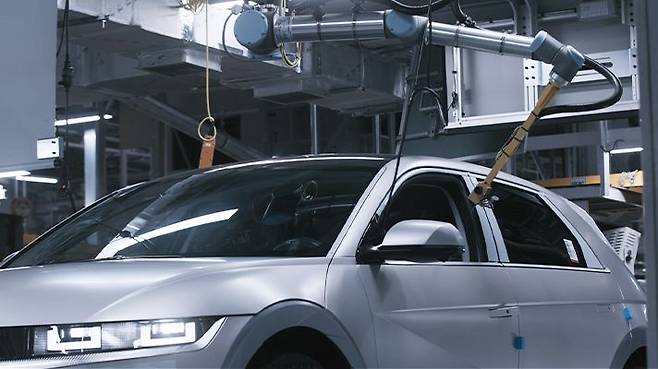 현대차의 전기차 '아이오닉 5' 생산 과정에 로봇이 투입된 모습./현대차 제공