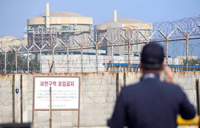 2020년 10월 20일 오후 경주시 양남면 월성원자력발전소에 가동이 정지된 월성 1호기(오른쪽). /조선DB