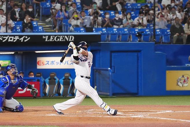 무라카미 무네타카(오른쪽)가 3일 안방 도쿄 메이지진구 구장에서 열린 정규리그 마지막 경기 DeNA전 마지막 타석에서 시즌 56호 홈런을 기록 날리고 있다. 풀카운트 트위터