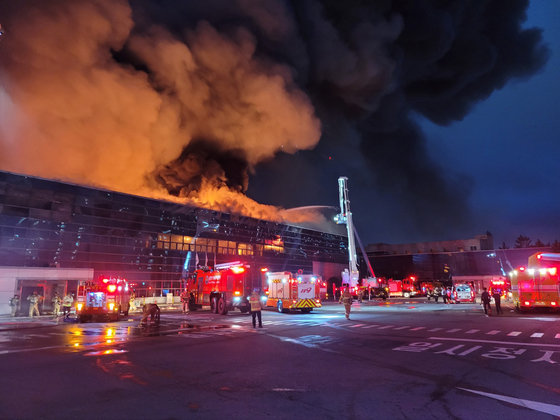 4일 오후 5시25분쯤 경북 구미시 4공단에 있는 공장건물에서 불이 났다. 경북소방본부제공
