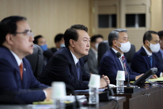 윤석열 대통령이 4일 오전 서울 용산 대통령실 청사 지하 국가위기관리센터에서 열린 긴급 국가안전보장회의(NSC) 상임위원회에 참석,북한의 중거리 탄도미사일 발사 관련 대응 방안을 점검하고 있다. 대통령실 제공