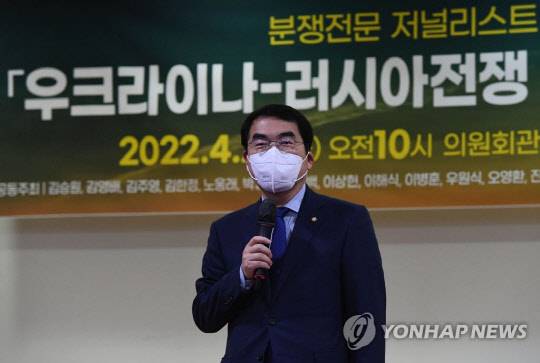 양기대 더불어민주당 의원이 지난 4월 22일 오전 국회 의원회관에서 열린 '우크라이나-러시아 전쟁 긴급 현지 상황 보고 간담회'에서 인사말을 하고 있다.<연합뉴스>