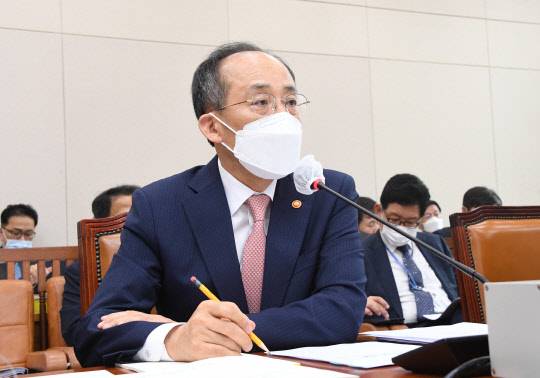 추경호 부총리 겸 기획재정부 장관이 4일 국회 기획재정위원회 국정감사에서 의원들 질의에 답하고 있다. <기획재정부 제공>