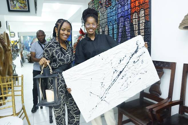 LG전자가 나이지리아에서 현지 기후변화 대응 NGO 및 젊은 예술가들과 협업해 올레드 TV 포장 박스를 활용한 친환경 전시를 열었다. [자료:LG전자]