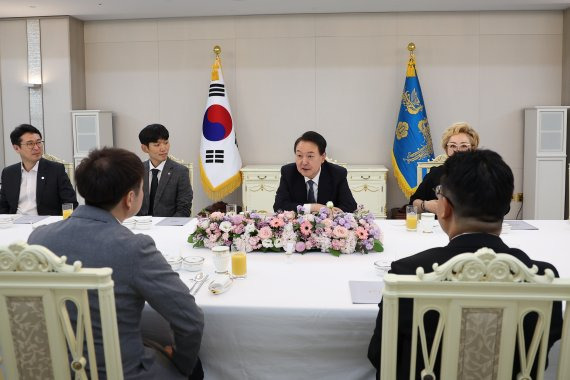 발언하는 윤석열 대통령 (서울=연합뉴스) 서명곤 기자 = 윤석열 대통령이 4일 서울 용산 대통령실 청사에서 열린 '한·미 스타트업 서밋과 K-브랜드 엑스포 참여 중소벤처기업 오찬 간담회'에서 발언을 하고 있다. 2022.10.4 [대통령실 제공, 재판매 및 DB 금지] seephoto@yna.co.kr (끝)